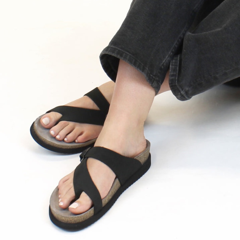 MEPHISTO Helen Toe Loop Sandal women 
$175 Black Nubuck 
Sz 40 US 10 gently used